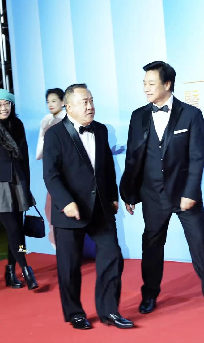 嚼口香糖与金沙总裁骑旋转木马挺幼稚m6米乐曾志伟澳门参加电影节台上(图5)