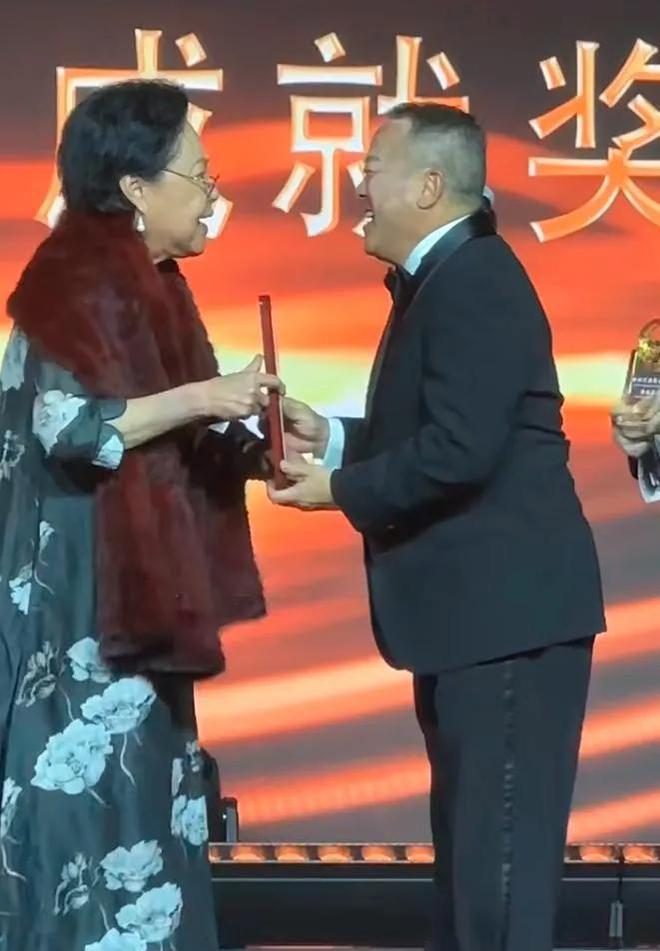 嚼口香糖与金沙总裁骑旋转木马挺幼稚m6米乐曾志伟澳门参加电影节台上(图4)