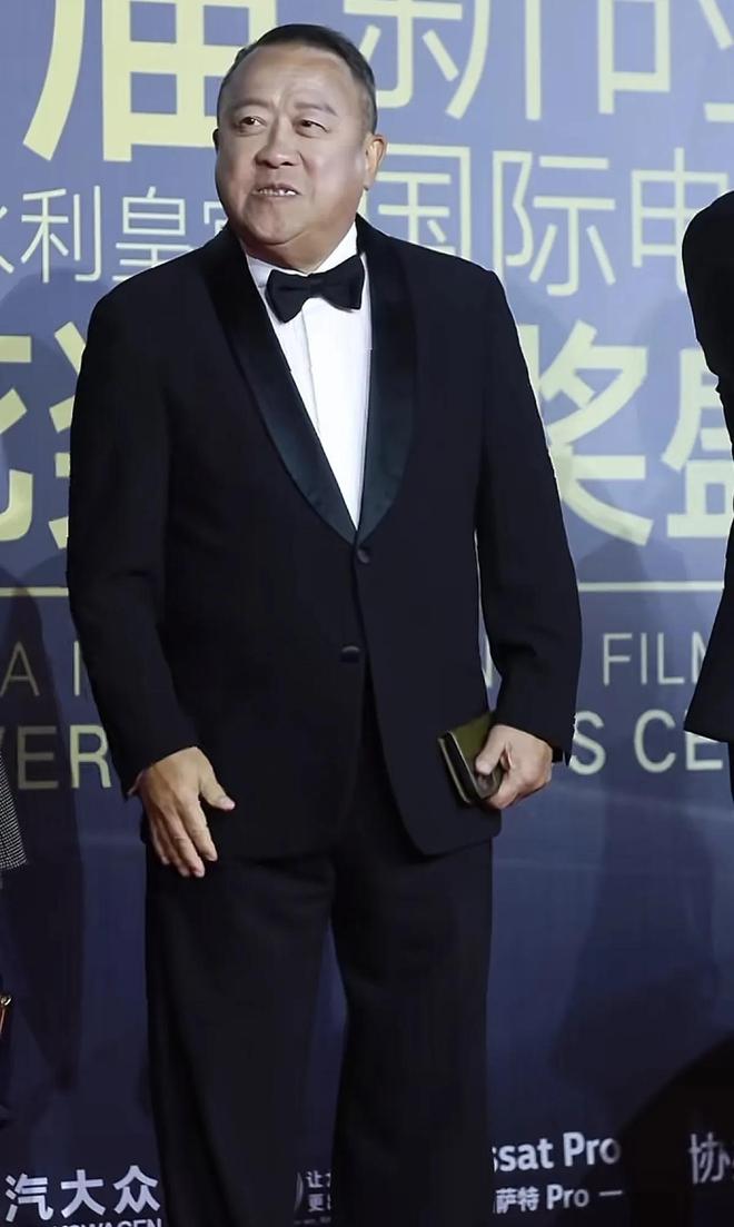 嚼口香糖与金沙总裁骑旋转木马挺幼稚m6米乐曾志伟澳门参加电影节台上(图9)