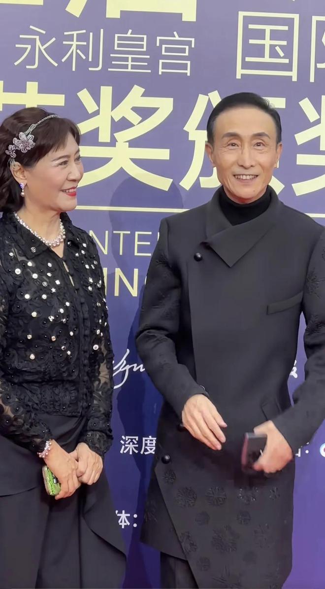 嚼口香糖与金沙总裁骑旋转木马挺幼稚m6米乐曾志伟澳门参加电影节台上(图13)