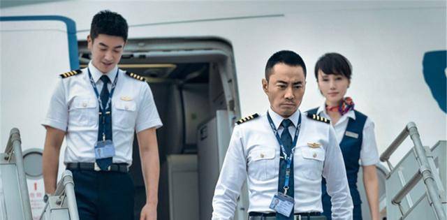 臂148人命悬一线机长机智应对空中惊魂：飞机窗外出现人的手(图3)