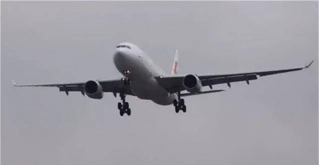 臂148人命悬一线机长机智应对空中惊魂：飞机窗外出现人的手(图4)
